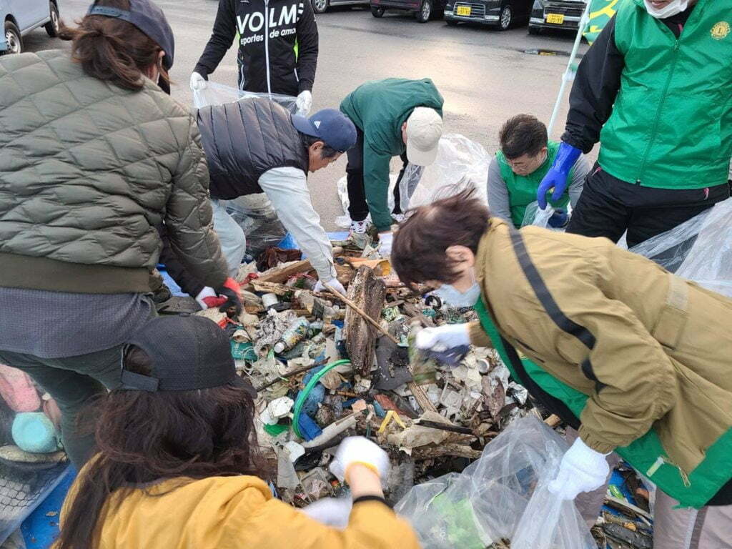 御殿浜公園前のテトラポット内のゴミ拾いボランティア