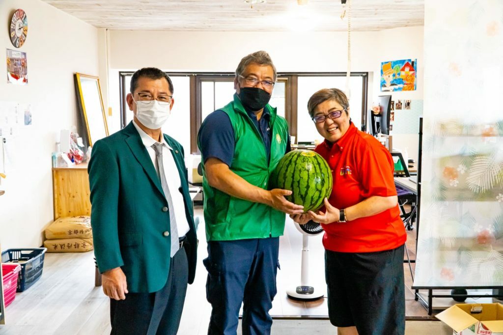 成田グリーンライオンズクラブのＬ.神崎より頂いた西瓜を寄贈する写真